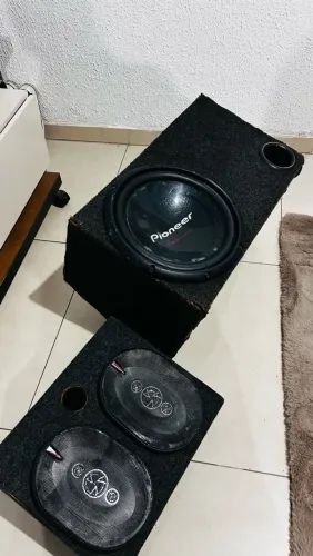Caixa de som 6.9 e subwoofer da Pioneer