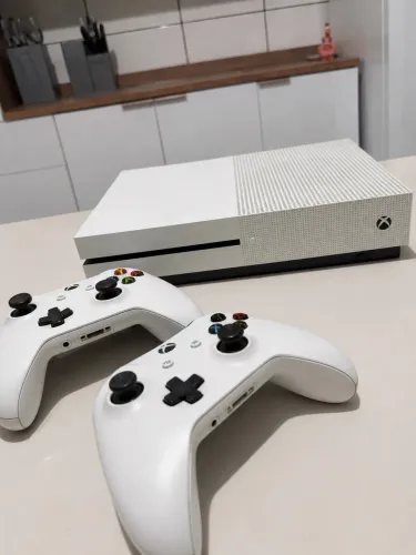 Xbox One S 500GB + 2 Controles+ 4 Jogos | Muito Conservado
