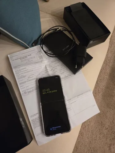 Samsung Zflip 5 512gb otimo estado completo com pequeno detalhe Oportunidade !