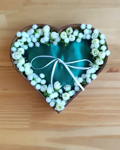 Porta aliança em formato de coração com flores artificiais 