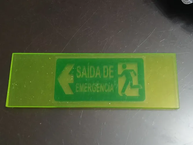 Placa aviso saída emergência fosforescente
