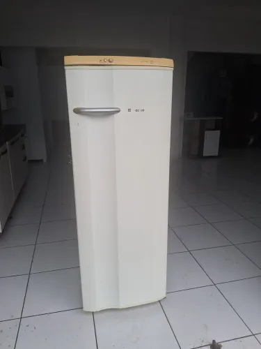 Vendo geladeira Electrolux funcionando perfeitamente 450 reais entrego
