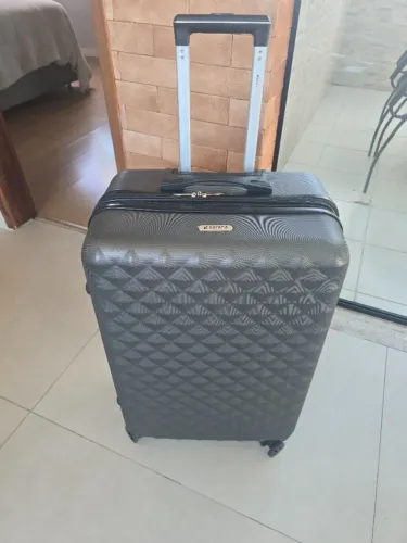 Mala de Viagem Grande Chumbo, 23kg para avião, de rodinha. Medida: 69x44x28