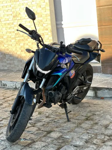 Moto Yamaha FZ25 / modelo 2024