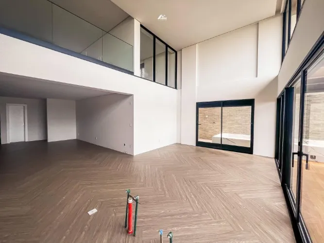 Apartamento Sofisticado com Piscina Aquecida Privativa, Pé-Direito Duplo e Rooftop