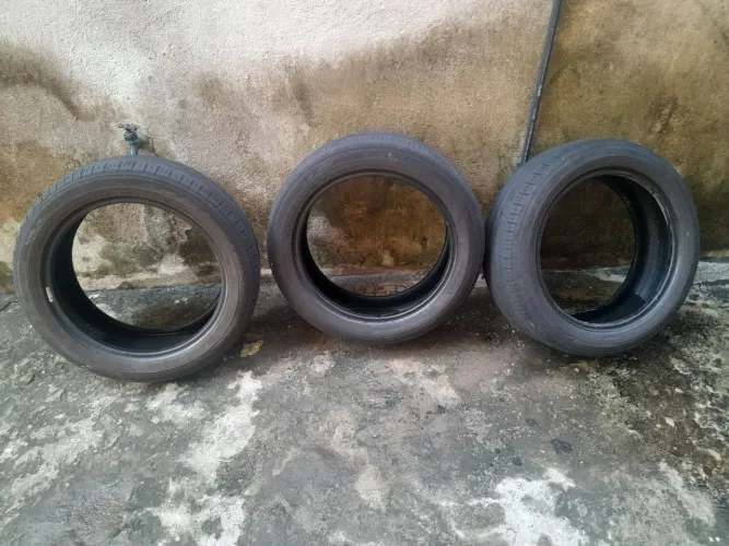 Vende-se 3 pneus Original do Honda Civic.