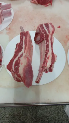 me ofereço como açougueiro.cortes de carnes ,atendimento.