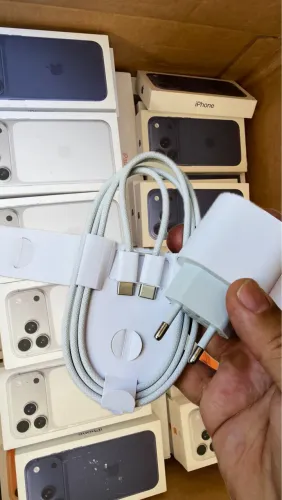 Carregador do iPhone 17 Pro Max usado seminovo cabo esta lacrado ainda original