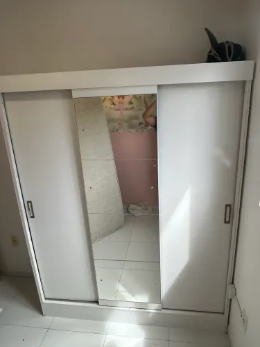 Guarda Roupa com 3 portas de correr sendo a do meio espelhada