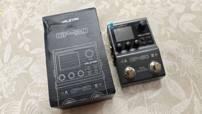 Pedaleira de Guitarra Multi-Efeitos Valeton GP-50 Zero na Caixa