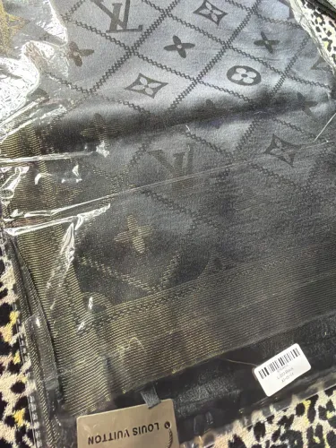 Lenço Louis Vuitton preto charmoso