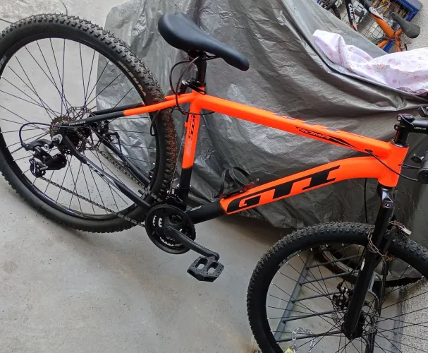 Vendo bicicleta GTI aro 29 ,pneus novos cor laranja semi nova poucos dias de uso