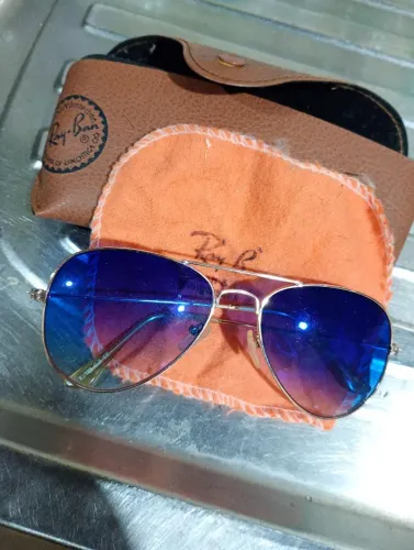 Vendo óculos RAY-BAN novo.ENTREGO