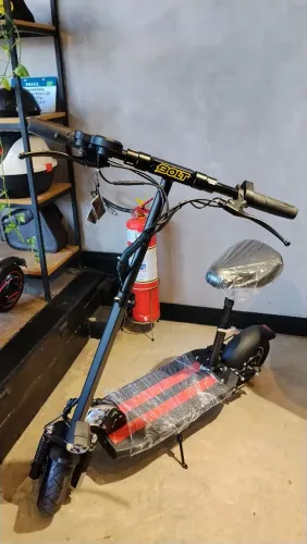 Vendo essa patinete comprei ontem nunca usada totalmente nova somente venda *