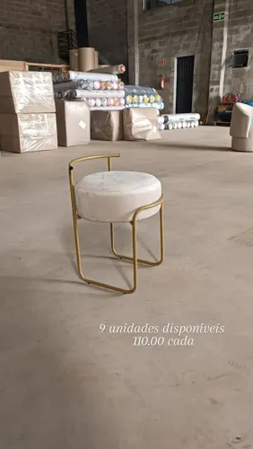 Puff base metal dourado mostruário