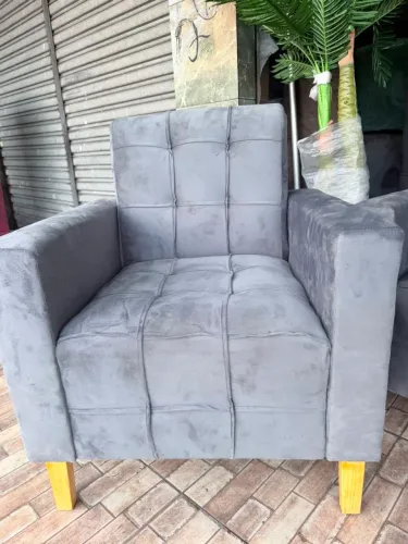 Poltrona de luxo disponível a pronta entrega