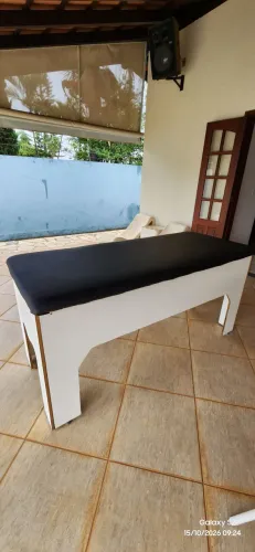 Maca fixa em MDF com estofado preto