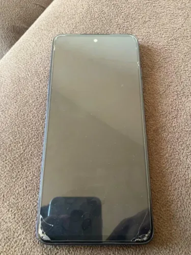 Celular funcionando perfeitamente só a película trincada