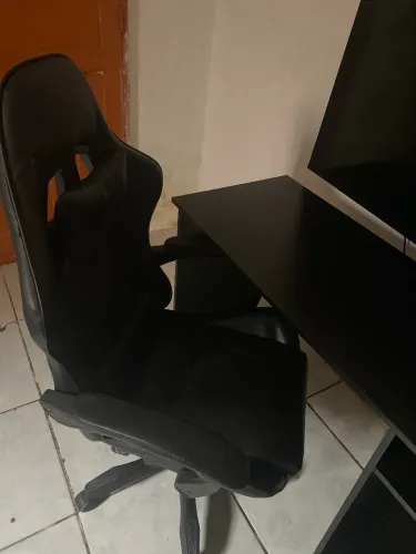 Vendo uma cadeira com mesa