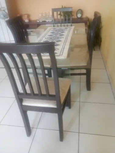 Mesa em vidro pra quatro lugares em perfeito estado de conservação.