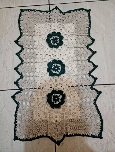 Tapete de Crochê com flores verdes a porta entrega