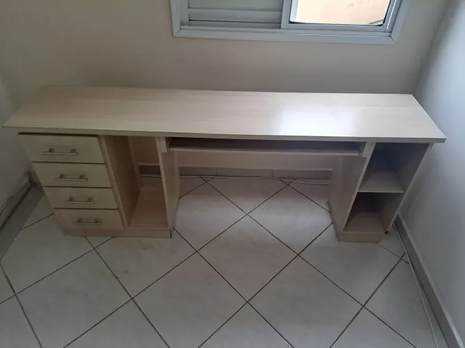 Escrivaninha 1,95 largura, 40 profundidade/ 81 altura