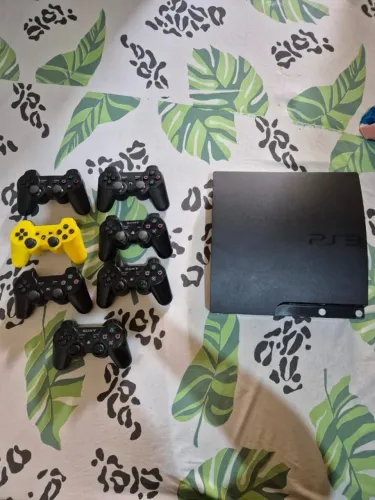 PlayStation 3 Slim + 7 Controles - COM DEFEITO - Para Conserto ou Retirada de Peças