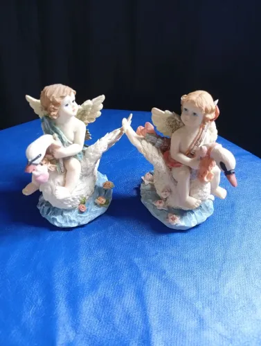 Vendo escultura de anjos montado em cisne, meteria lembra pedra 