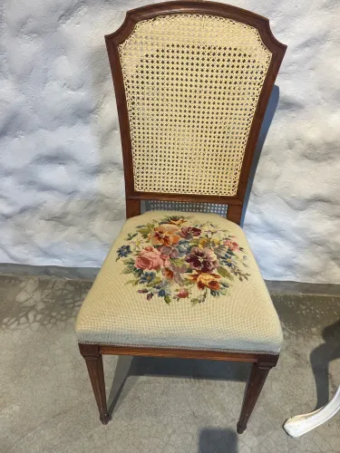 Cadeira em jacarandá e bordado francês