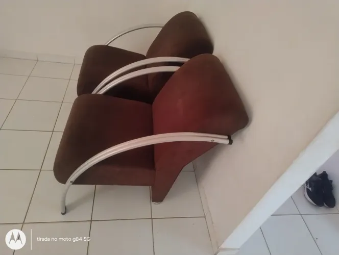 Vendo duas poltronas.
