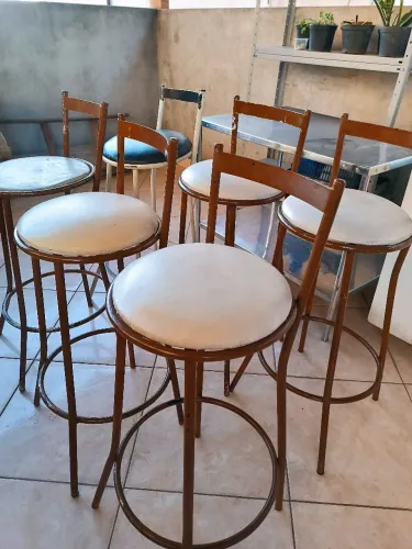6 Banquetas altas de ferro com encosto e assento estofado