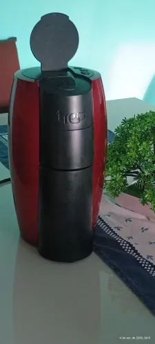 Vende-se uma cafeteira elétrica de cápsulas semi novo