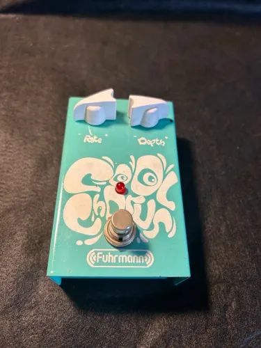 Pedal Fuhrmann Cool Chorus analógico para guitarra na cor verde