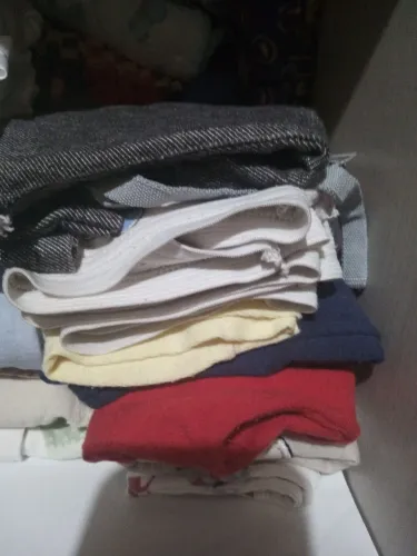 Vendo pequeno lote de bebê menino não são roupas novas são roupas usadas para usar em casa