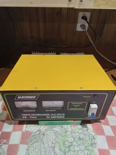 Fonte estabilizada Maxtron 13,8 volts PS-750A -50 amperes
