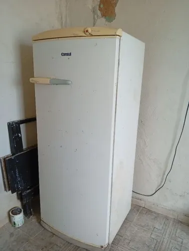 Vende-se geladeira Consul antiga