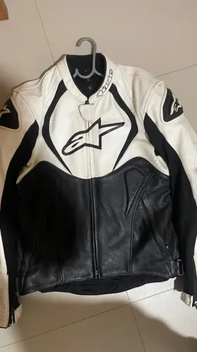 Jaqueta motoqueiro alpinistar e sapato