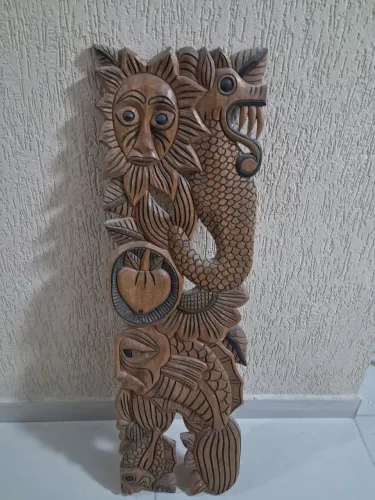 Quadro talhado em madeira