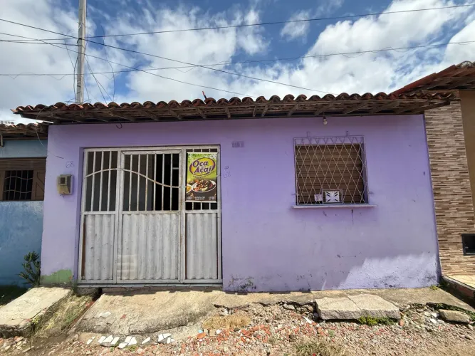 Casa Ampla com 3 Quartos e Ponto Comercial.