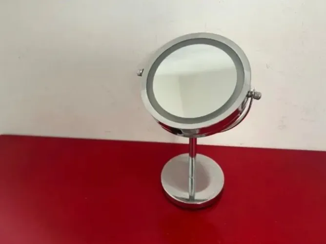 Espelho Dupla Face Aço Inox 360° Maquiagem OBS: a lâmpada do Led não está acendendo. 