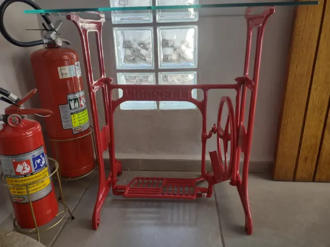Mesa Retrô Vintage de Ferro Fundido com Tampo de Vidro - Vermelha