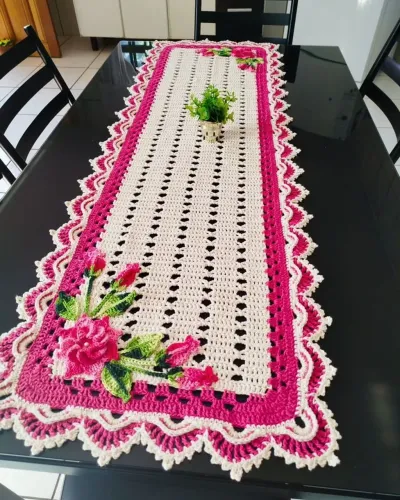 Trilho de mesa floral em crochê