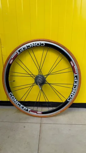 Roda e pneu de rolo