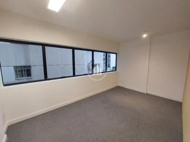 Escritório/Sala Comercial - 57m², Centro - CEN