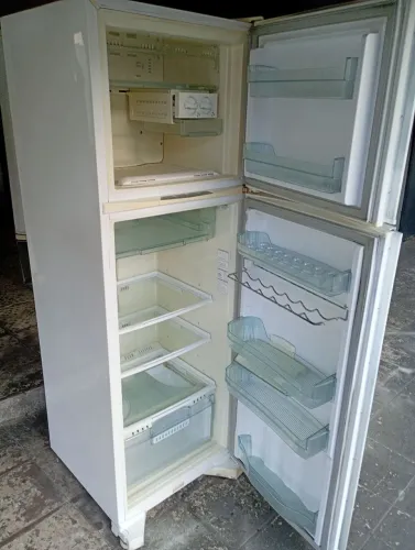 Venda geladeira frost free funcionando perfeitamente 
