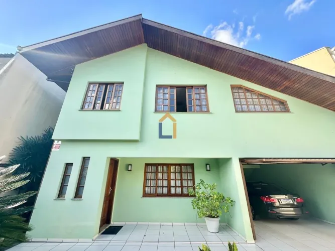Sobrado com 252m² no bairro Atuba