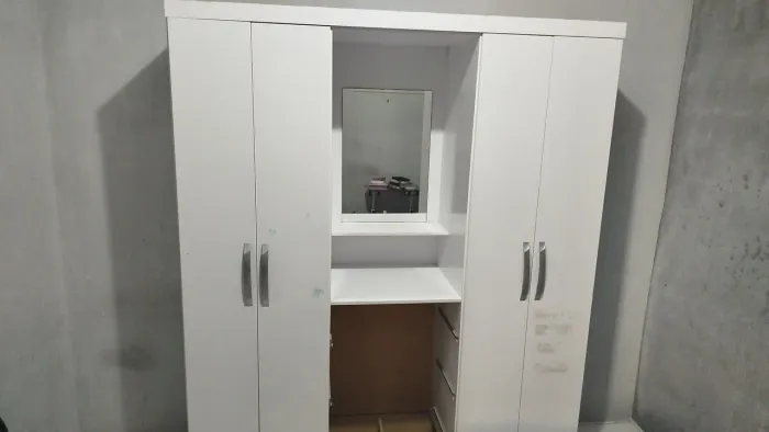 Guarda roupa 4 portas | Precisa de reparo na base