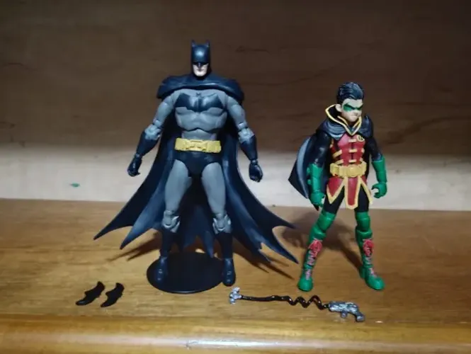 DC Multiverse - Modern Batman McFarlane Toys + Robin (brinde)