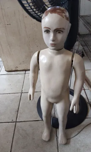 Manequim  infantil  menino retirada local prazeres 