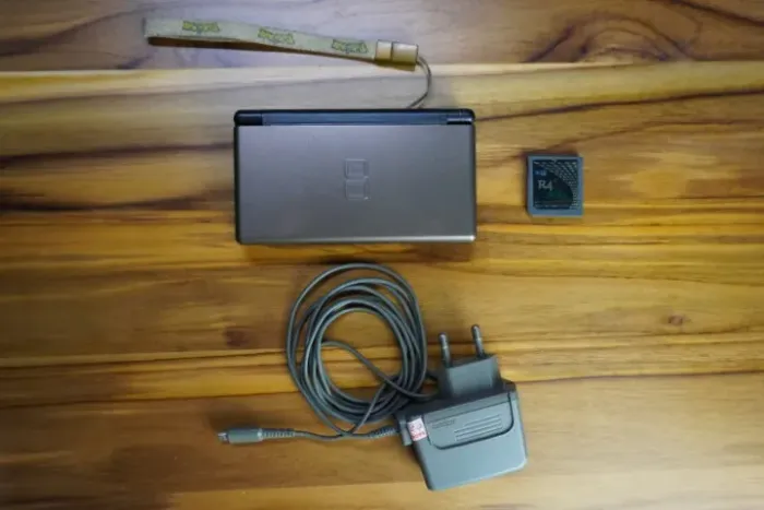 Nintendo DS Lite + R4
